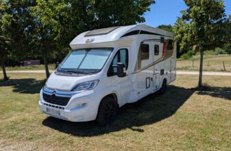Burstner Lyseo lits jumeaux et lit pavillon